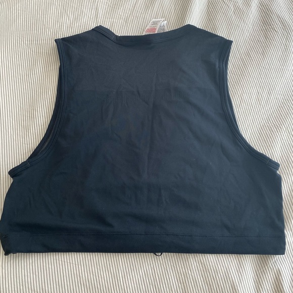 Breeze lightweight seamless crop tank - Picture 3 of 3